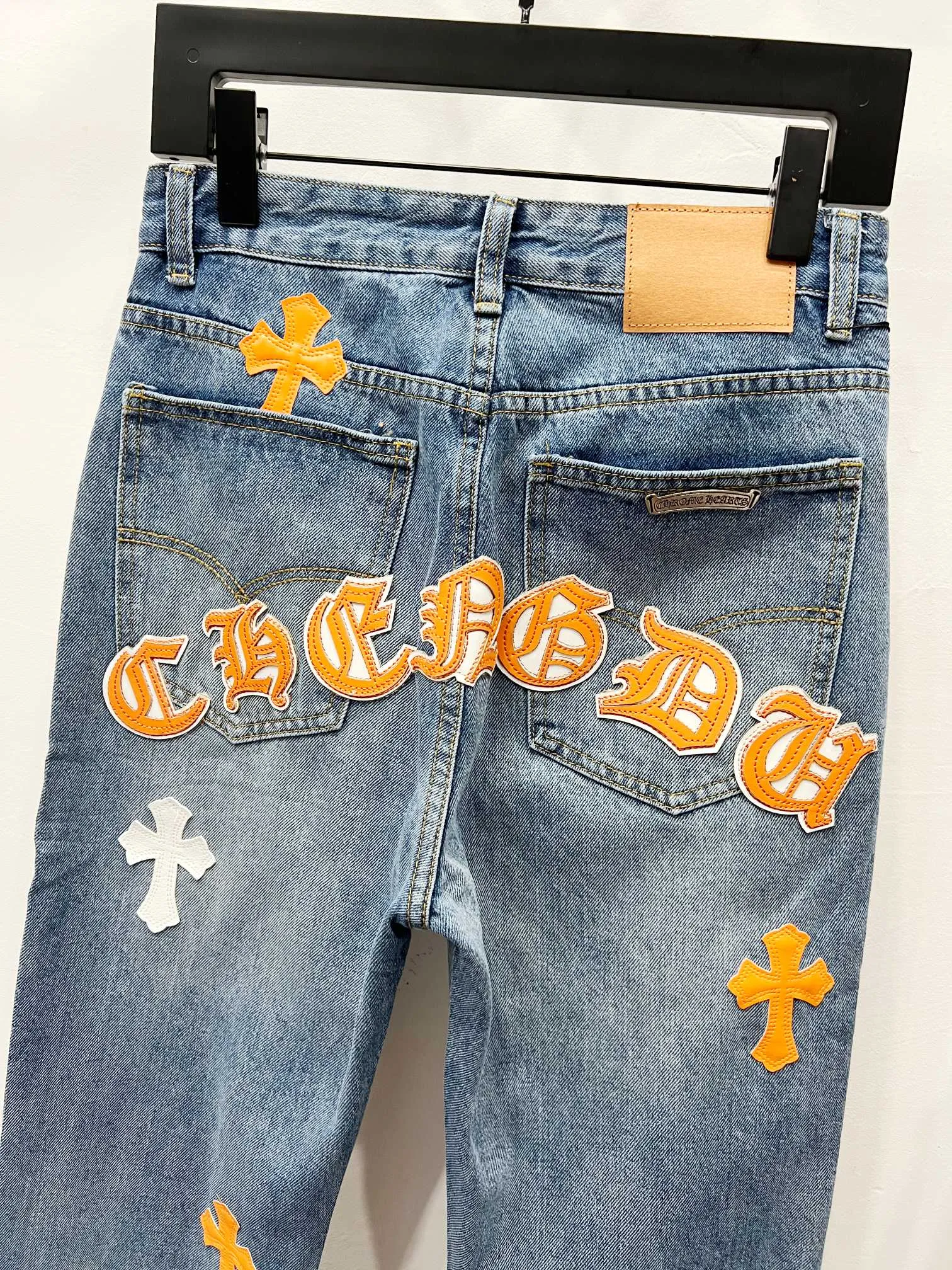 P260 Style No.: (K550) Chrome Hearts & CH city limited series Sanskrit cross patch leather jeans need to be washed and then disassembled and hand-stitched with sheepskin cross leather and then spliced ​​together to complete. The whole process is too complicated to explain. The texture can be seen in the hand, and it looks good. The styles with different washed textures are very friendly to people with thin legs and thick legs. The straight version is very flattering to the leg shape. The moderate length is timeless and can be matched easily and casually. It is the basic styling foundation for various styles and is a must-have in the wardrobe! The fabric is stiff but also makes the upper body soft without losing texture. The washing process is even more perfect. It is a must-have item for everyone! ! ! Washed wheat, hang tag, pants label, three labels are complete, the upper body effect is particularly stiff and stylish, super stylish, same style for men and women - Color: orange and orange Size: 28 30 32 34